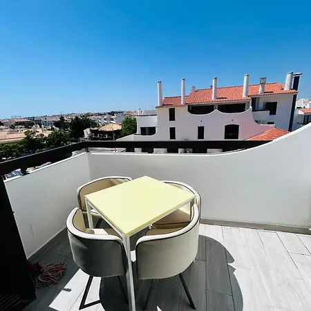 Well Located Flat At Oura דירה